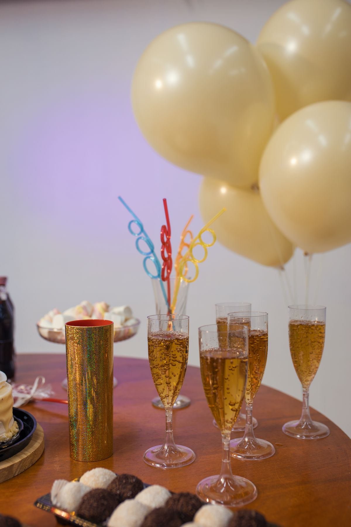 Une table de fête préparée pour un anniversaire
